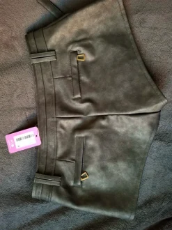 Nahkaiset low waist minishortsit