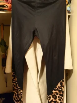 Naisten pantteri leggingsit