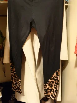 Naisten pantteri leggingsit