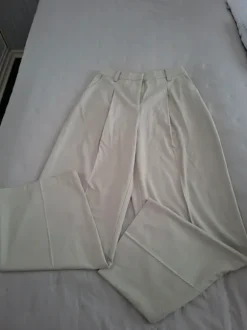 NA-KD uudet suora- ja leveälahkeiset housut