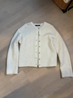 napillinen villapaita