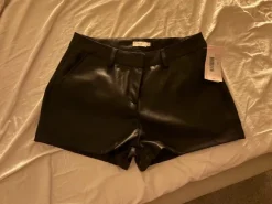 Nellyn ihanat nahkashortsit💞