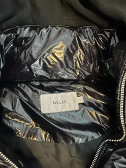 Nellyn musta toppatakki