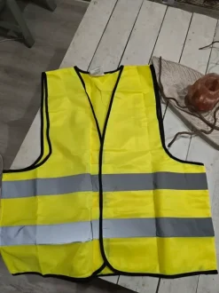 Neonkeltainen huomioliivi