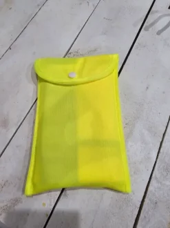 Neonkeltainen huomioliivi