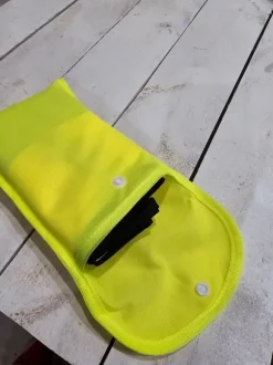 Neonkeltainen huomioliivi