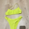 Neonkeltaiset bikinit