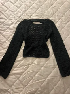 Neulottu leveähihainen läpinäkyvä paita