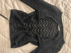 Neulottu leveähihainen läpinäkyvä paita