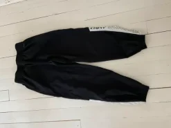 New balance tuulihousut