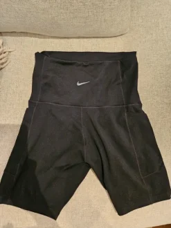 Nike äitiyslegginsit