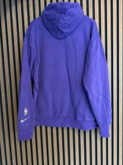 Nike, Liila lakersin huppari