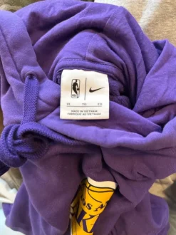 Nike, Liila lakersin huppari