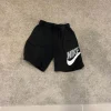 Nike mustat shortsit
