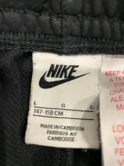 Nike mustat shortsit