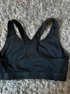 Nike S -kokoiset urheiluliivit