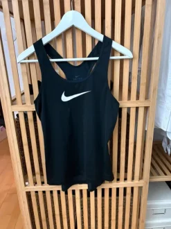 Nike treenitoppi