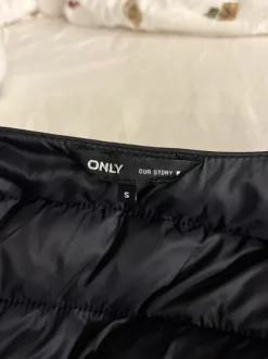 Only musta kevyttoppatakki koko S