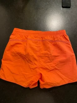 Oranssit uimashortsit
