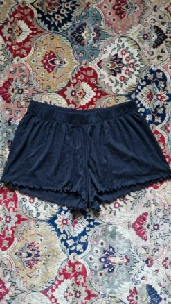 Pehmeät ja joustavat minishortsit