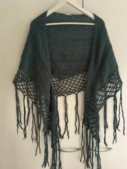 Petroolin värinen huivi