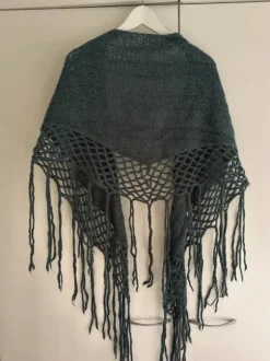 Petroolin värinen huivi