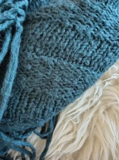 Petroolin värinen huivi