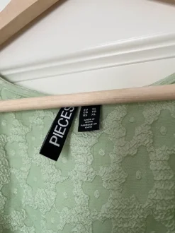 Pieces vihreä kukkamekko