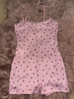 Pinkki shortsiyöpuku