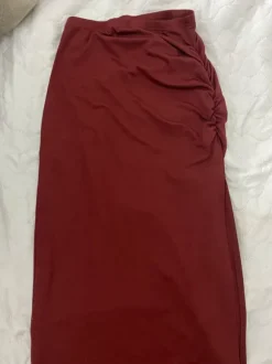 Pitkä hame halkiolla