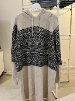 Pitkä neulemekko hupulla