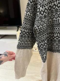 Pitkä neulemekko hupulla