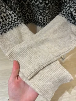 Pitkä neulemekko hupulla