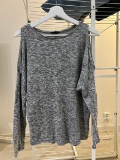 Pitkähihainen avonaisilla olkapäillä