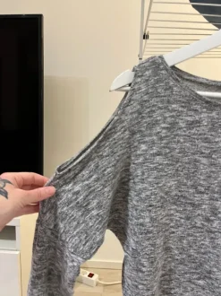 Pitkähihainen avonaisilla olkapäillä