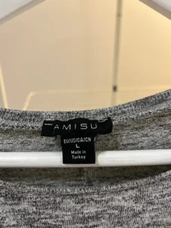 Pitkähihainen avonaisilla olkapäillä