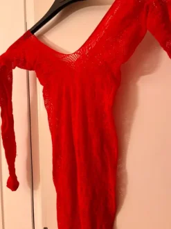 Punainen fishnet-puku