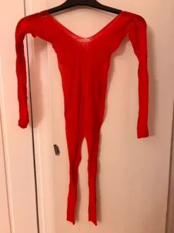 Punainen fishnet-puku