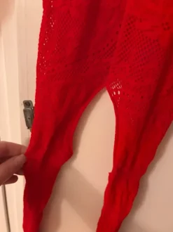 Punainen fishnet-puku