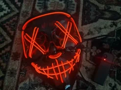 Punainen halloween maski