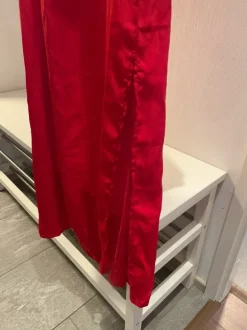 Punainen äitiysmekko