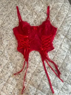 Punainen korsettitoppi