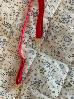 Punainen korsettitoppi