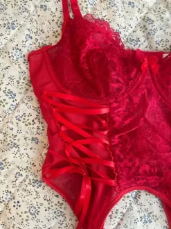 Punainen korsettitoppi