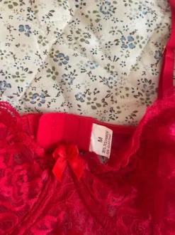 Punainen korsettitoppi