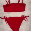 Punaiset bikinit