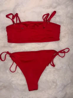 Punaiset bikinit