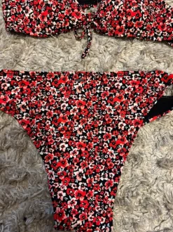 Punaiset kukkabikinit