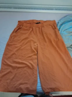 Puolipitkät oranssit housut