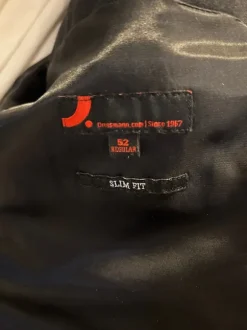 Puvun takki ja valkoinen kauluspaita